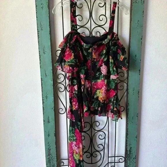 BCBGMAXAZRIA Women chiffon blouse. Off shoulder fitted, asymmetrical. Size M NWT - Picture 3 of 9